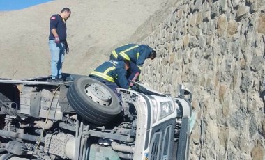 Van'da feci kaza: İstinat duvarına çarpan TIR'ın şoförü yaralandı