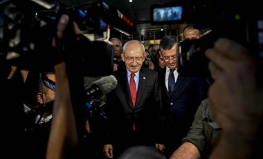 CHP'de 13 yıl sonra devir teslim: Kılıçdaroğlu, koltuğu Özgür Özel'e bıraktı