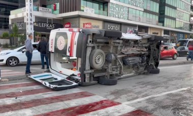 Ambulans kaza yaptı: 1'i sağlık personeli 3 kişi yaralandı