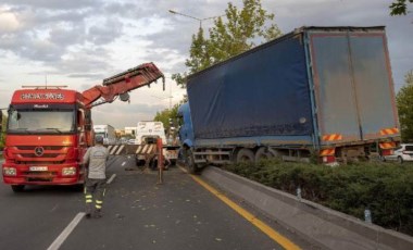 TIR refüjde asılı kaldı, yol trafiğe kapatıldı!