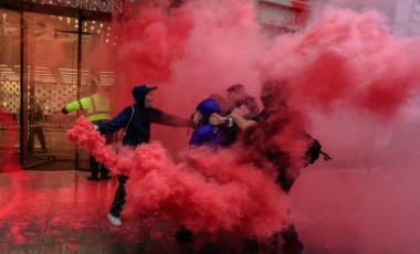 İsrail'e silah satan şirkete kırmızı boyayla protesto