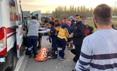 Kocaeli'nde otomobil yolcu minibüsüne çarptı, ortalık savaş alanına döndü: 17 yaralı