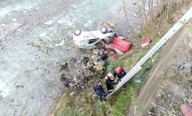 Sürücü adayının kullandığı otomobil dereye uçtu: 3 yaralı