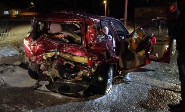 İçinde 4 uzman çavuş vardı: Kırmızı ışıkta bekleyen otomobile, başka bir araç çarptı!