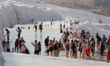 İsviçre’den gelip Pamukkale’nin termal sularında şifa arıyor