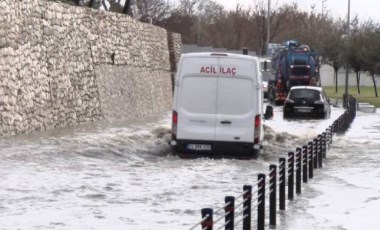 Bakırköy'de sağanak yağış... Cadde göle döndü, araçlar mahsur kaldı!