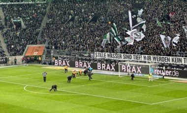 Almanya Bundesliga'da taraftarlardan büyük protesto: Maç durdu!