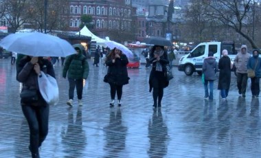 İstanbul'da yağış ve fırtına hayatı olumsuz etkiledi