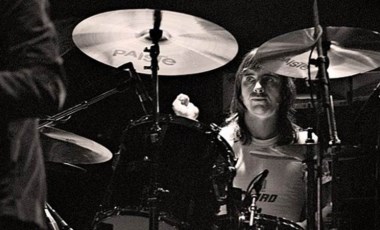 AC/DC'nin efsane bateristi Colin Burgess yaşamını yitirdi