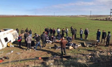 Diyarbakır'da feci kaza... Minibüs şarampole yuvarlandı: 4’ü ağır 16 yaralı