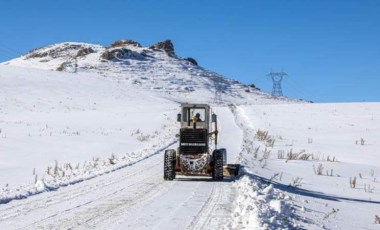 Van'da kar yağışı etkili oluyor: 138 yerleşim yerinin yolu kapandı