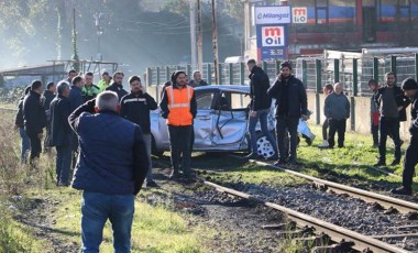 Tren, hemzemin geçitte otomobile çarptı: 1'i çocuk 3 yaralı