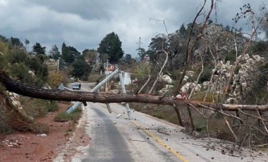 Marmaris’te fırtına hayatı olumsuz etkiledi