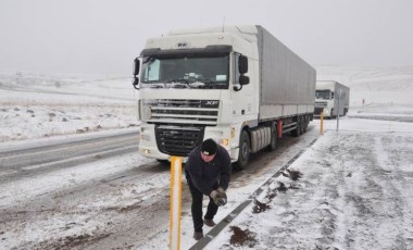 Ardahan'da tipi ve buzlanma nedeniyle birçok TIR yolda kaldı