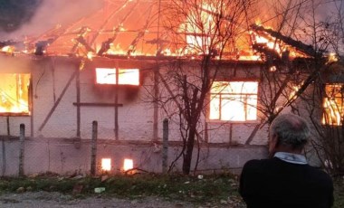 Bartın'da korkutan yangın: Ev, samanlık ve ahır alev alev yandı