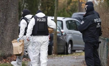 Alman polisini bıçakla tehdit eden saldırgan vurularak öldürüldü