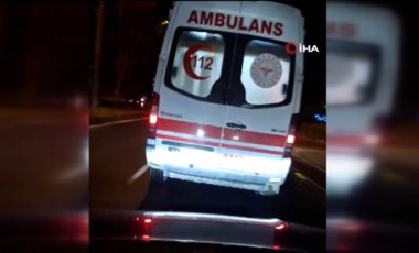 Peşine takıldı, arkadan çarptı: Ambulans hastane yerine polis merkezine gitti