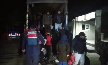 Ayvacık’ta minibüs ile kamyonet kasasından 63 kaçak göçmen çıktı