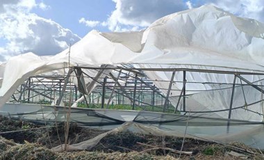 Hatay'da hortum paniği: Seralar yerle bir oldu