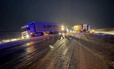 Ağrı ve Kars'ta ulaşıma kar ve tipi engeli