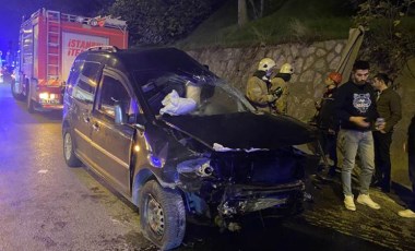 Kadıköy'de feci kaza... Otomobile çarpan araç bariyerlere vurdu: Sürücüyü itfaiye kurtardı!