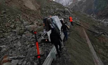 Hakkari-Van kara yolunda heyelan: Kamyonetteki 3 kişi yaralandı