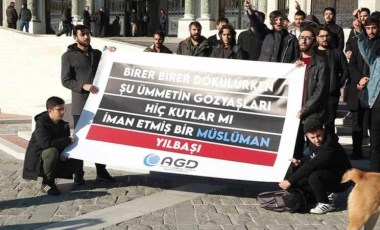 Beyazıt'ta 'yılbaşı kutlaması' protestosu: 'Hristiyan'ın kutsalına değil, Müslüman'ın kutlamasına karşıyız'