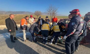 Amasya'da kaza... Sürücü bariyere çarpan otomobilinde sıkıştı!