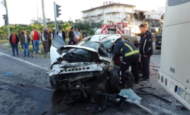 Antalya’da otel servisi ile otomobil çarpıştı: 2 ölü, 14 yaralı