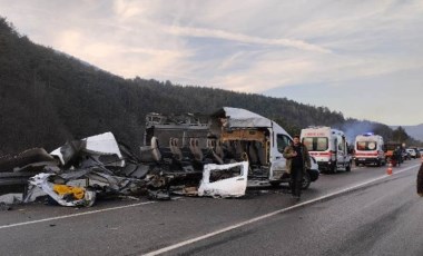 Bolu'da feci kaza... Kamyon yolcu minibüsüne çarptı: 1 ölü, 4 yaralı