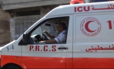 İsrail ordusu Gazze'de ambulanslara saldırdı