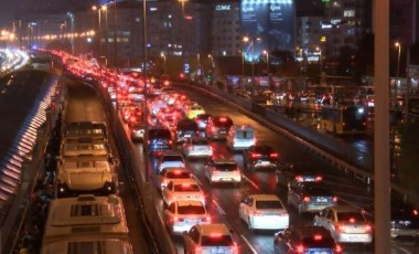 İstanbul trafiğinde yağışlı hava yoğunluğu: Durma noktasına geldi!