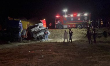 Eskişehir'de TIR ile kamyonet kafa kafaya çarpıştı; 2 ölü, 2 yaralı