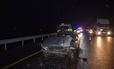 Feci kaza... Otomobil ile TIR çarpıştı: 9 kişi yaralandı!