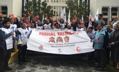 Ege Üniversitesi Hastanesi sağlıkçılarından kırmızı kartlı protesto