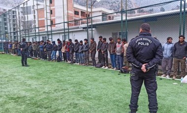 TIR'ın dorsesinden 61 kaçak göçmen çıktı