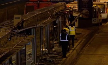 Okmeydanı'nda metrobüs durağa çarptı: 1 yaralı