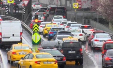 İstanbul'da yağmur trafikte aksamalara neden oluyor