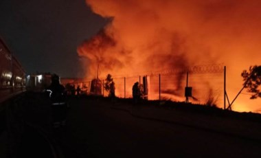 Kocaeli'nde palet fabrikasında korkutan yangın: Kontrol altına alındı