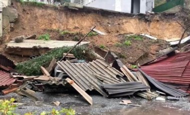 Sarıyer'de istinat duvarı çöktü: 4 araç hasar gördü!