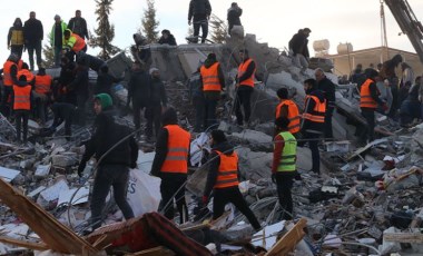 Depremzedeler, el değmemiş yıkıntıların başında günlerce kurtarma ekibi bekledi