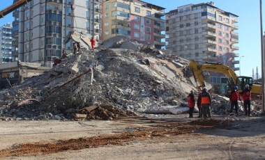 10 ili etkileyen depremlerin üzerinden 4 gün geçti, hâlâ enkaz altında kalanlar bulunuyor