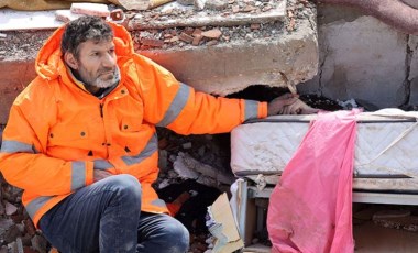 AFP foto muhabiri depremdeki yürek yakan fotoğrafı anlattı: 'Çek, çek, çocuğumun resmini çek' dedi