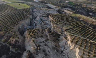 Hatay’da deprem sonrası dehşete düşüren görüntü: Tarla ikiye bölündü!