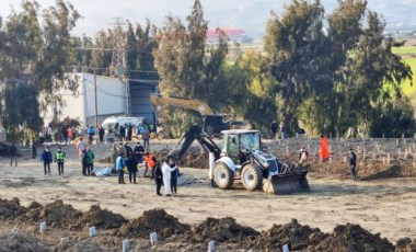 Depremde yaşamını yitirenler yan yana son yolculuğuna uğurlandı