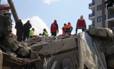 Enkazdan çaldığı kredi kartlarıyla harcama yaptı, polise yakalandı