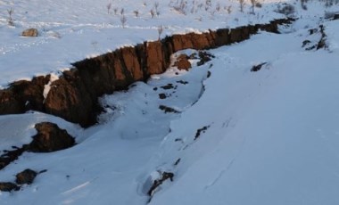 Depremin merkez üssünde korkunç görüntü! Dağ adeta ikiye ayrıldı!