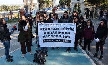 İzmir'de üniversite öğrencilerinden 'uzaktan eğitim' protestosu!