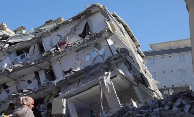 Deprem bölgesinde binlerce insan enkaz altında kurtarılmayı beklerken iktidar inşaatla göz boyama peşinde