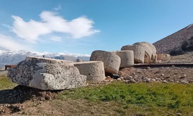 Deprem, tonlarca ağırlıktaki 'tokalaşma' sütunlarını yıktı